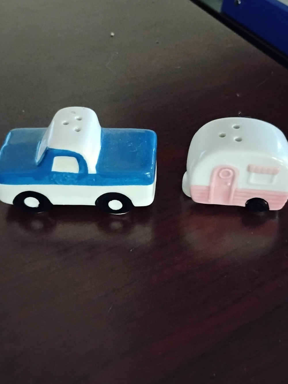 The CRACKER BARREL Truck & Camper Trailer MINI SALT AND PEPPER SHAKERS 26 Ranch